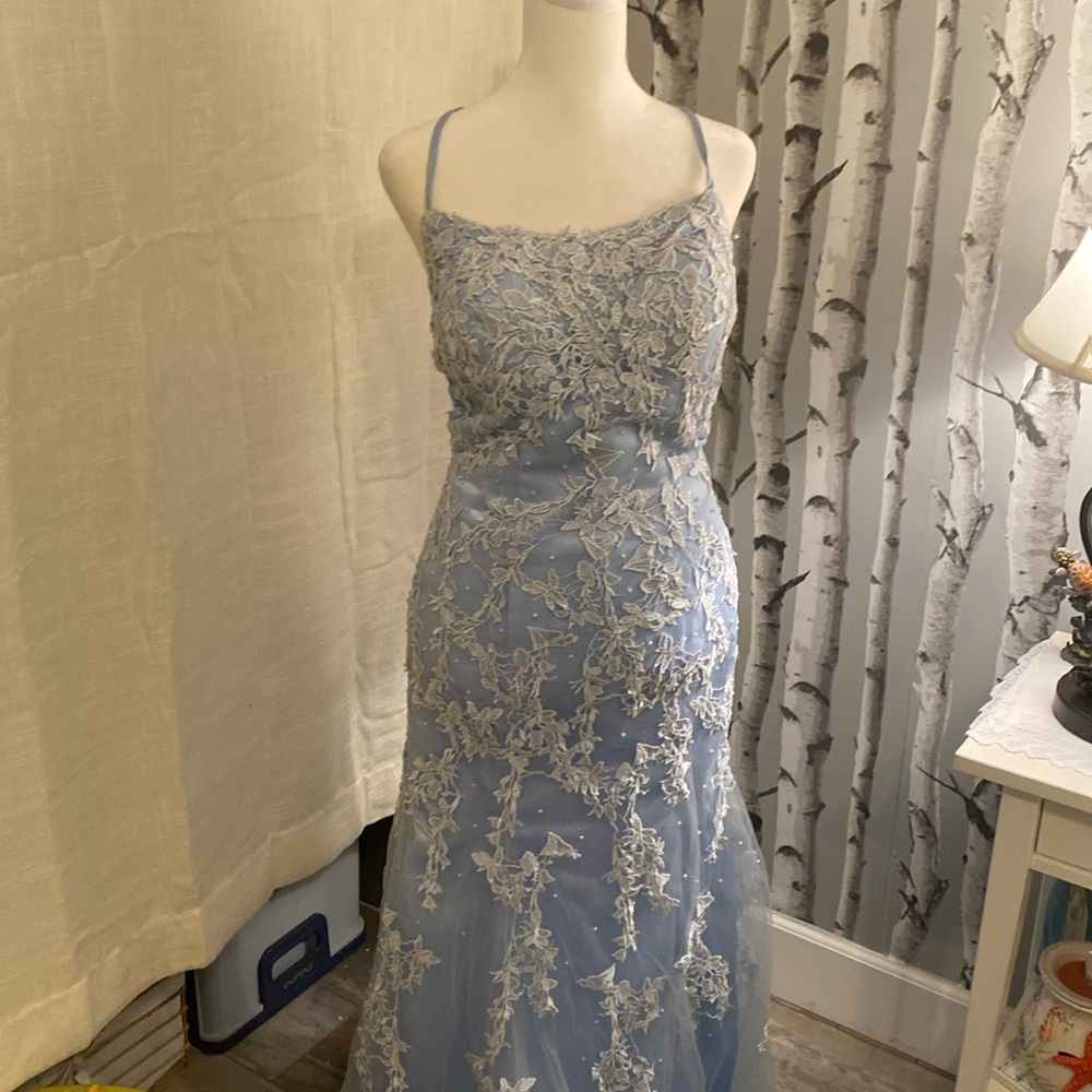Elegant Backless Lace Dress in Blue and Cream